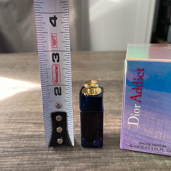 Vintage Dior Addict Eau de Parfum - Miniature -
.5ml - Picture 2 of 3